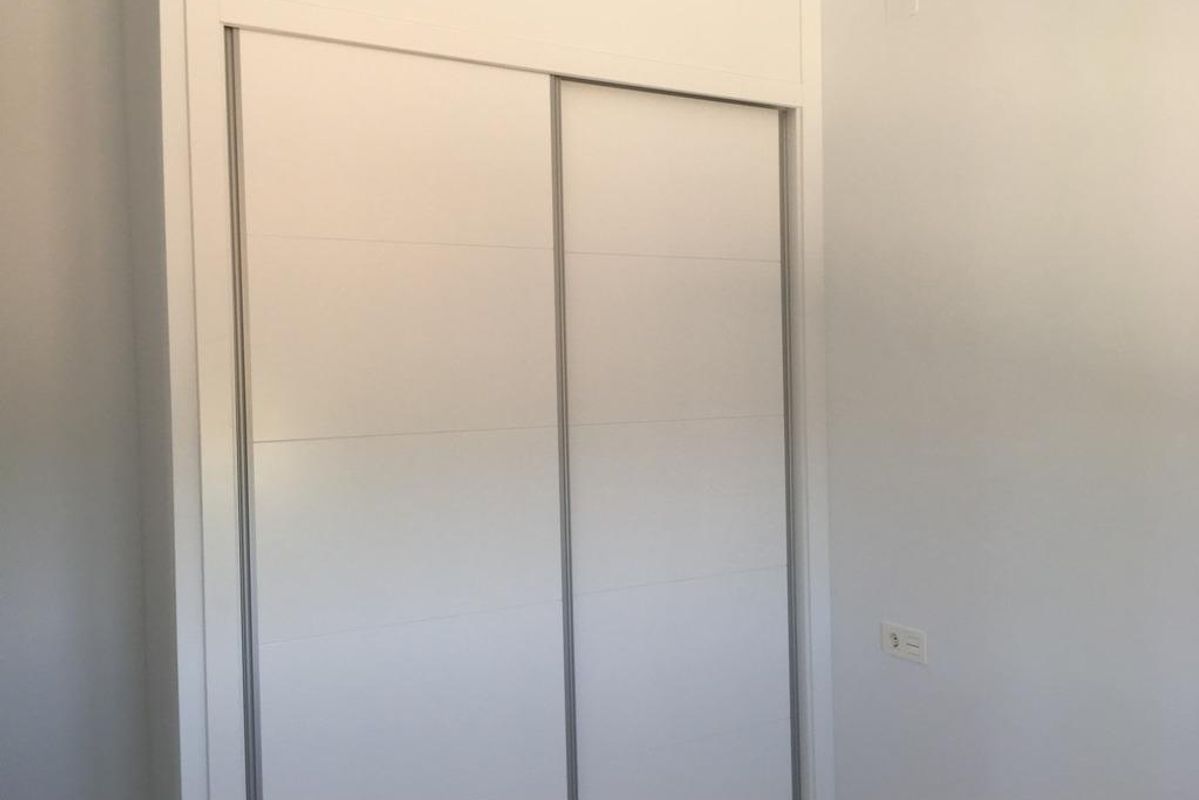 Afbeelding van een schuifkast in een van de slaapkamers van de 3-slaapkamer villa in Pinoso.
