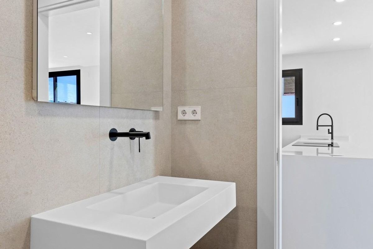 Elegante badkamer met stijlvolle wastafels in een bungalow in Pilar de La Horadada, met een moderne uitstraling.