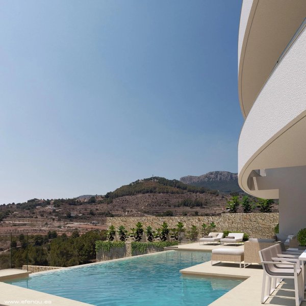 Een prachtig uitzicht bij het zwembad van een moderne villa in Calpe, Costa Blanca Noord, met bergen op de achtergrond.