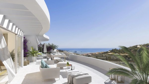 Penthouse terras met prachtig uitzicht op de oceaan in San Roque, Costa del Sol, met comfortabele zitplaatsen.