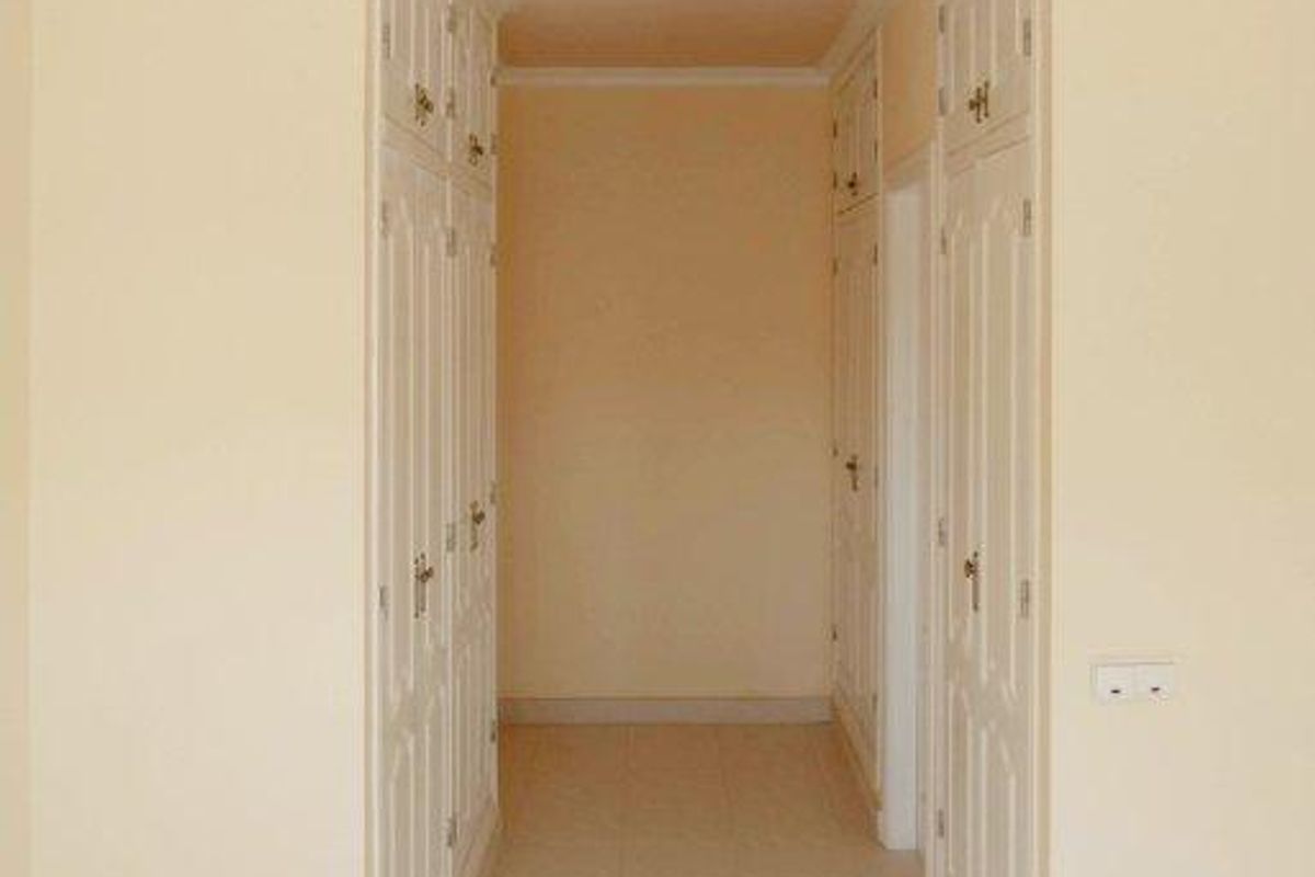 Smalle gang met voldoende kastruimte in een villa in La Manga del Mar Menor.