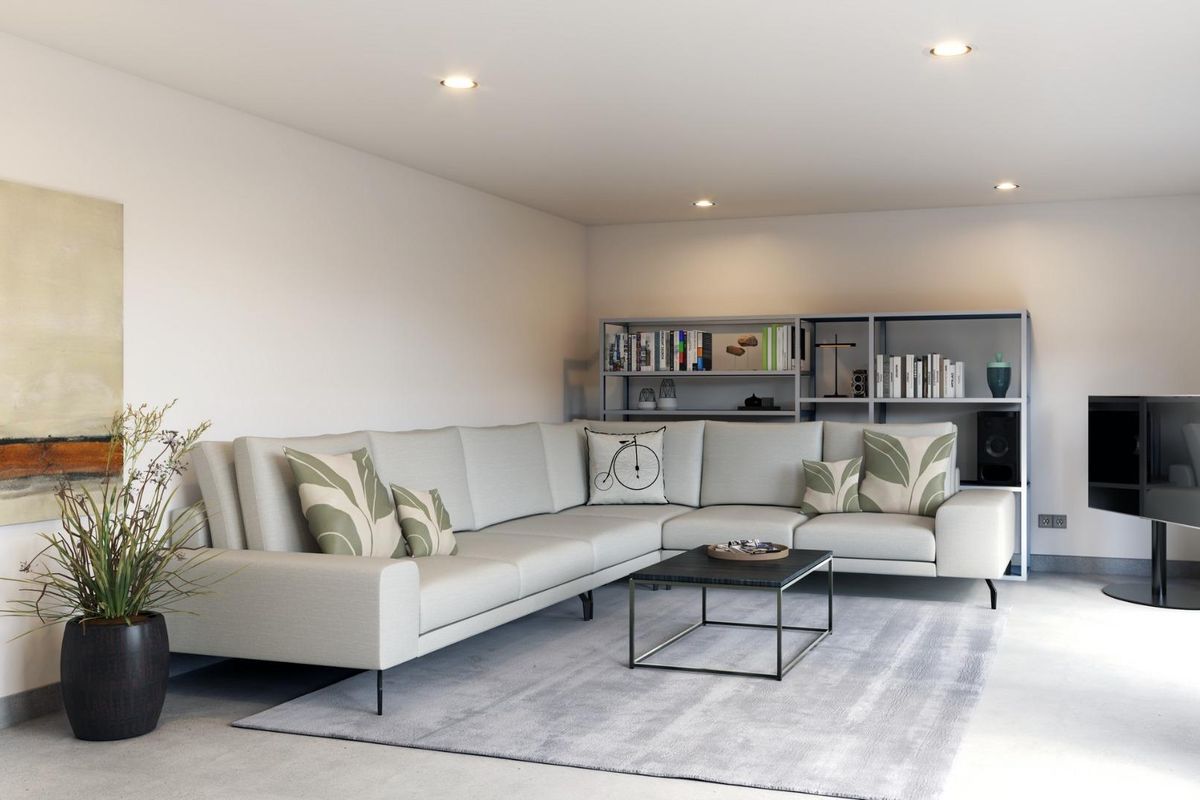 Heldere woonkamer van een appartementencomplex op de begane grond met een stijlvolle bank en een boekenplank in Pilar de La Horadada.