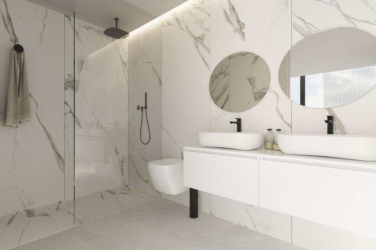 Villa entree met beveiligde deur