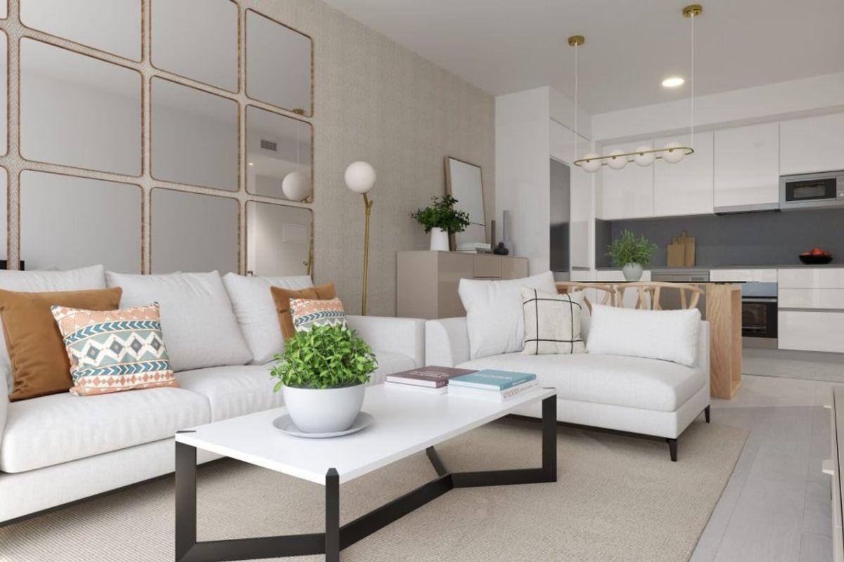 Moderne woonkamer met een gezellige sofa en decoratieve accenten in het 2-slaapkamer appartement in Vélez Málaga.