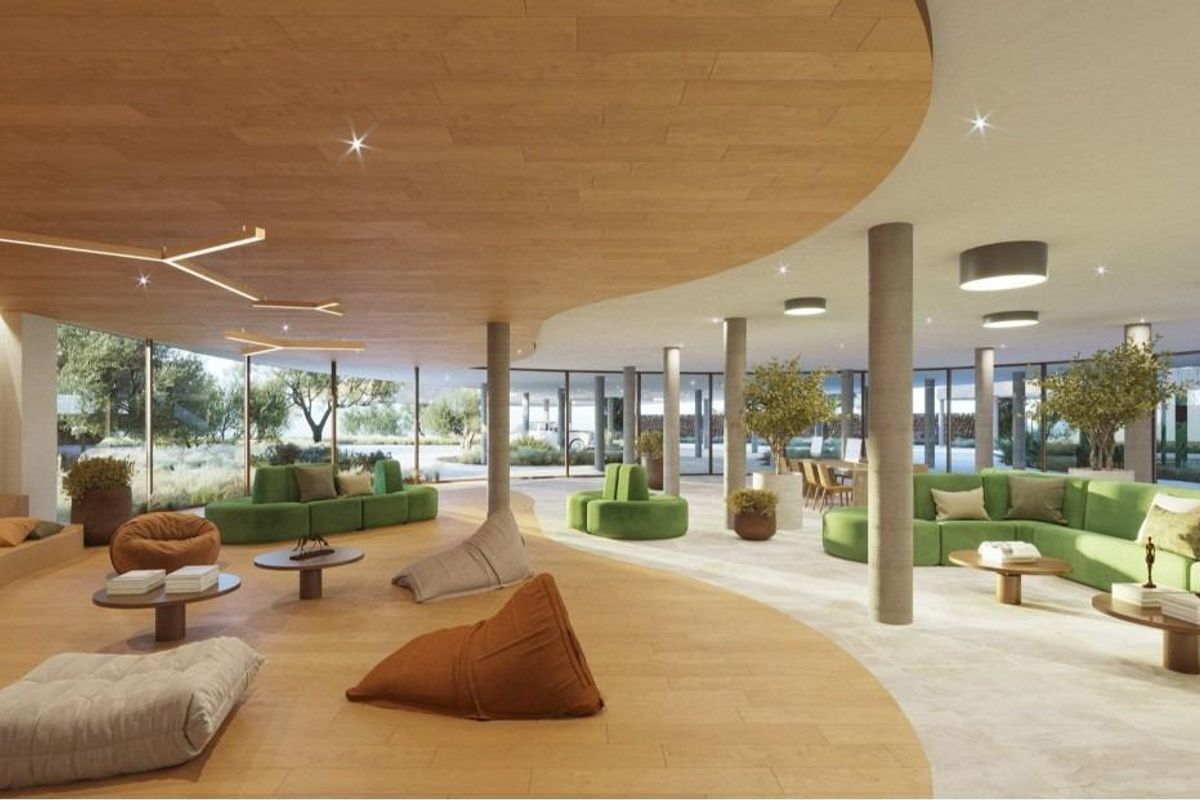 Stijlvolle lounge met groene zitplaatsen in een moderne penthousegemeenschap in Fuengirola.