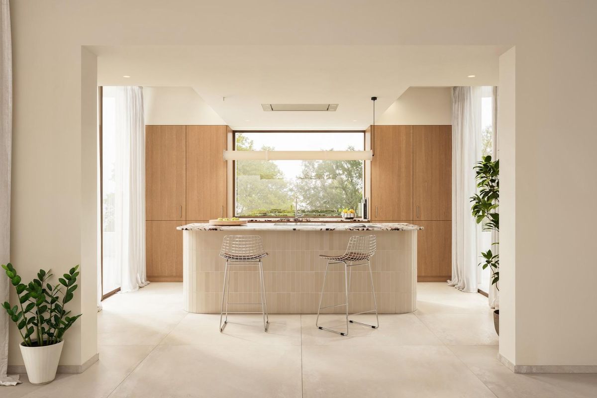 Heldere keuken in een 4-slaapkamer villa in Algorfa, uitgerust met moderne apparaten en een ruime keukenbalk.