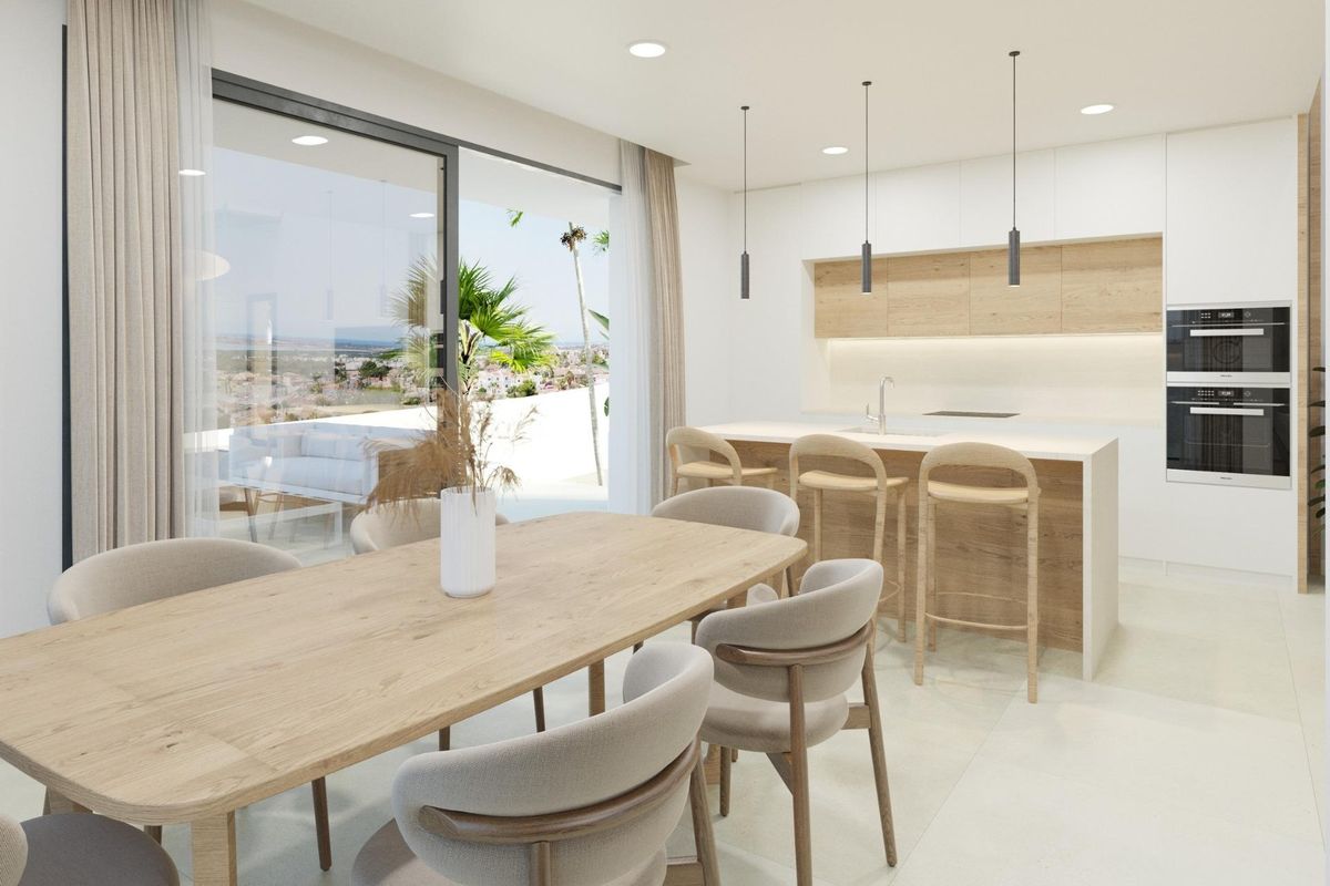Moderne keuken met eettafel en panoramisch uitzicht in een hedendaagse villa in Ciudad Quesada.