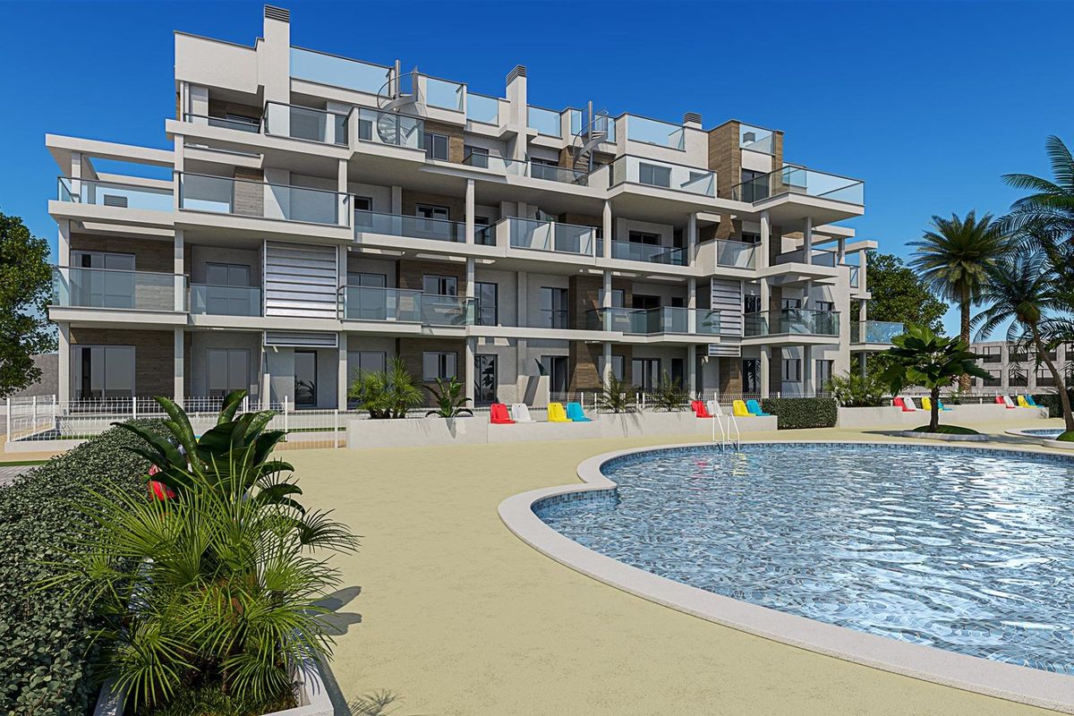 Buitenzicht op een moderne 3-slaapkamer penthouse in Denia met zwembad en tuinen onder een heldere blauwe lucht.