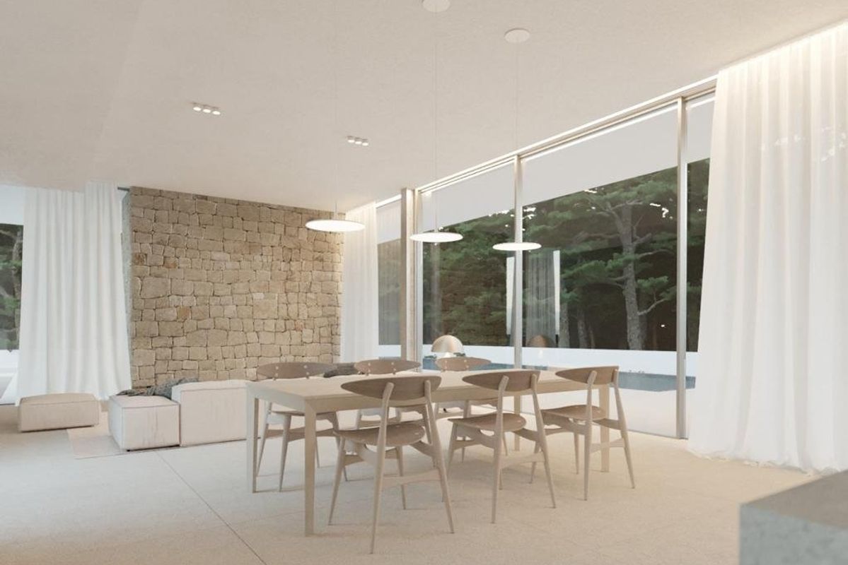 Heldere eetruimte met modern decor en uitzicht op de tuin in de villa in Moraira Teulada.