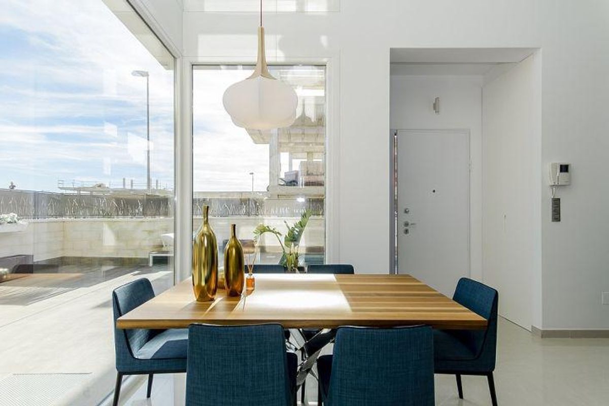 Heldere eetruimte met decoratieve elementen en uitzicht in de keuken van de villa in Rojales.