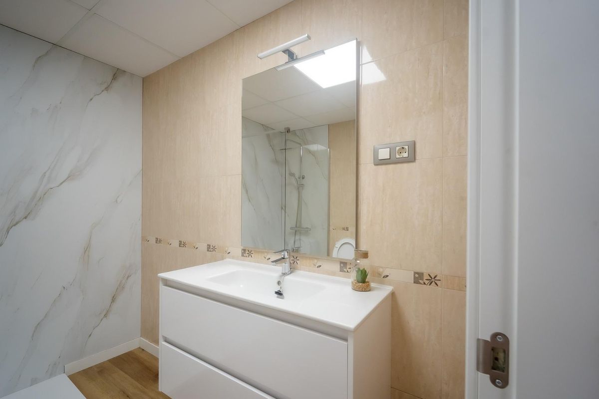 Stijlvolle badkamer met een helder ontwerp en ruime indeling in een appartement op de begane grond in Cuevas Del Almanzora.
