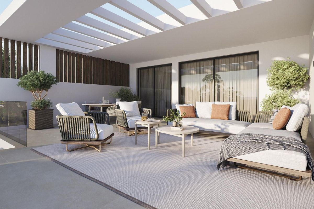 Ruim terras van het penthouse met comfortabele zitplaatsen en moderne inrichting, gelegen in Estepona, Costa del Sol.