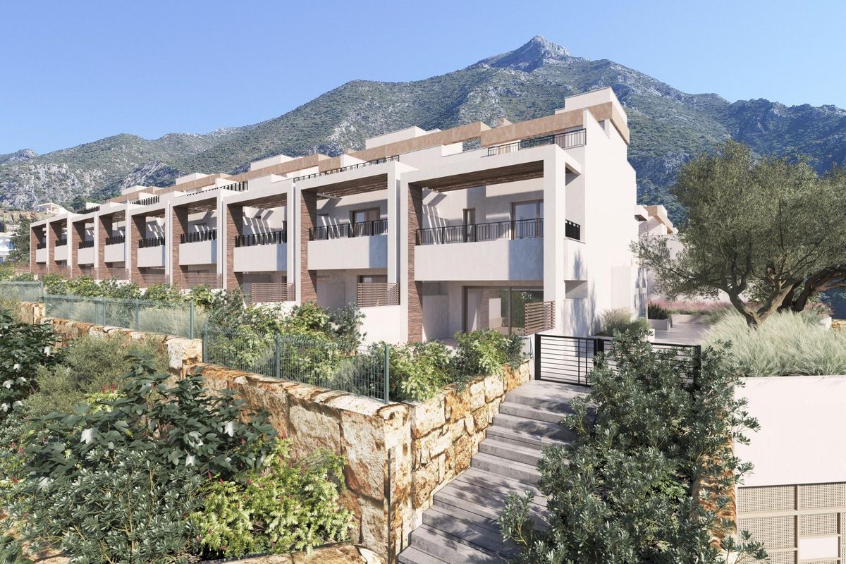Buitenzicht op meerdere woningen in een schilderachtige omgeving, Istán, Costa del Sol.