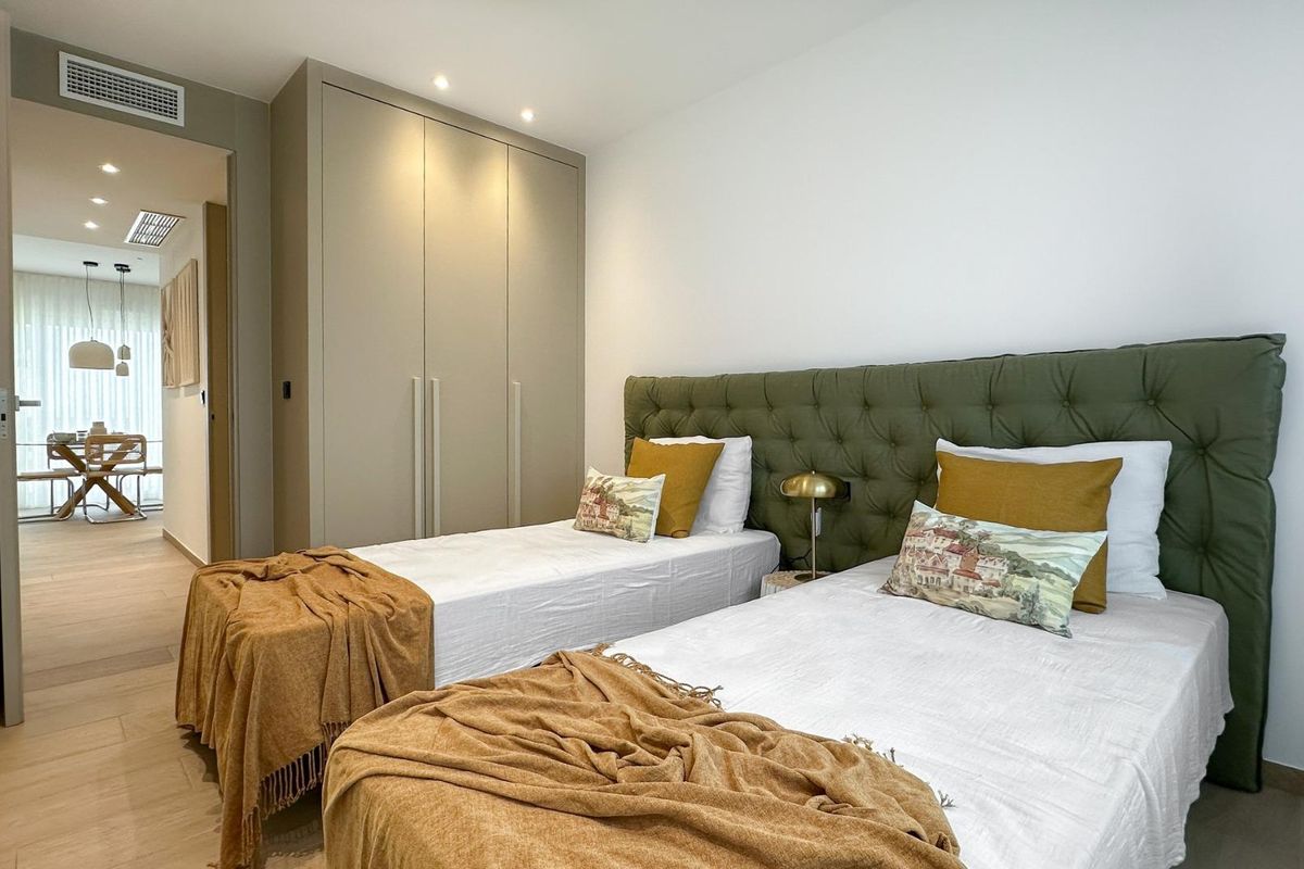 Charmante slaapkamer met aparte bedden en zacht interieur in een 2-slaapkamer bungalow, Algorfa.