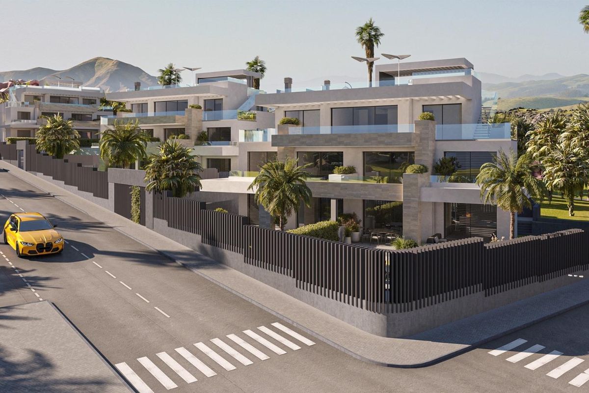 Moderne buitenkant van een 2-slaapkamerappartement in Estepona, Costa del Sol, omringd door palmbomen.