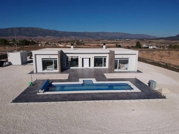 Luchtfoto van een moderne villa met 3 slaapkamers en een zwembad in Pinoso, Costa Blanca South, met een ruime buitenkant.