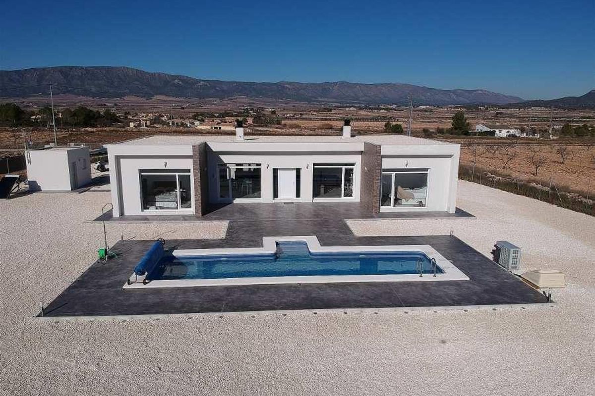 Luchtfoto van een moderne villa met 3 slaapkamers en een zwembad in Pinoso, Costa Blanca South, met een ruime buitenkant.