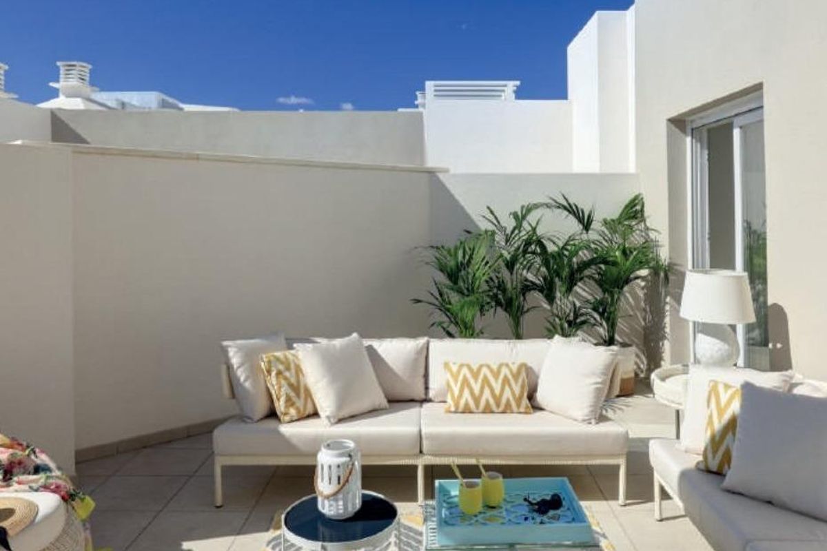Charmante terrasruimte met zithoek in een 2-slaapkamer appartement gelegen in Marbella.