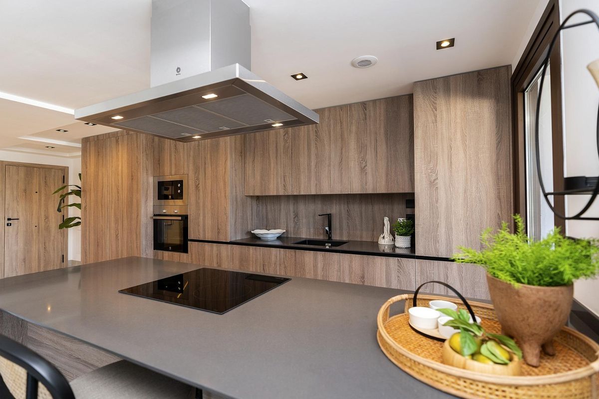Moderne keuken in een 3-slaapkamer penthouse met houten kasten in Istán, Costa del Sol.