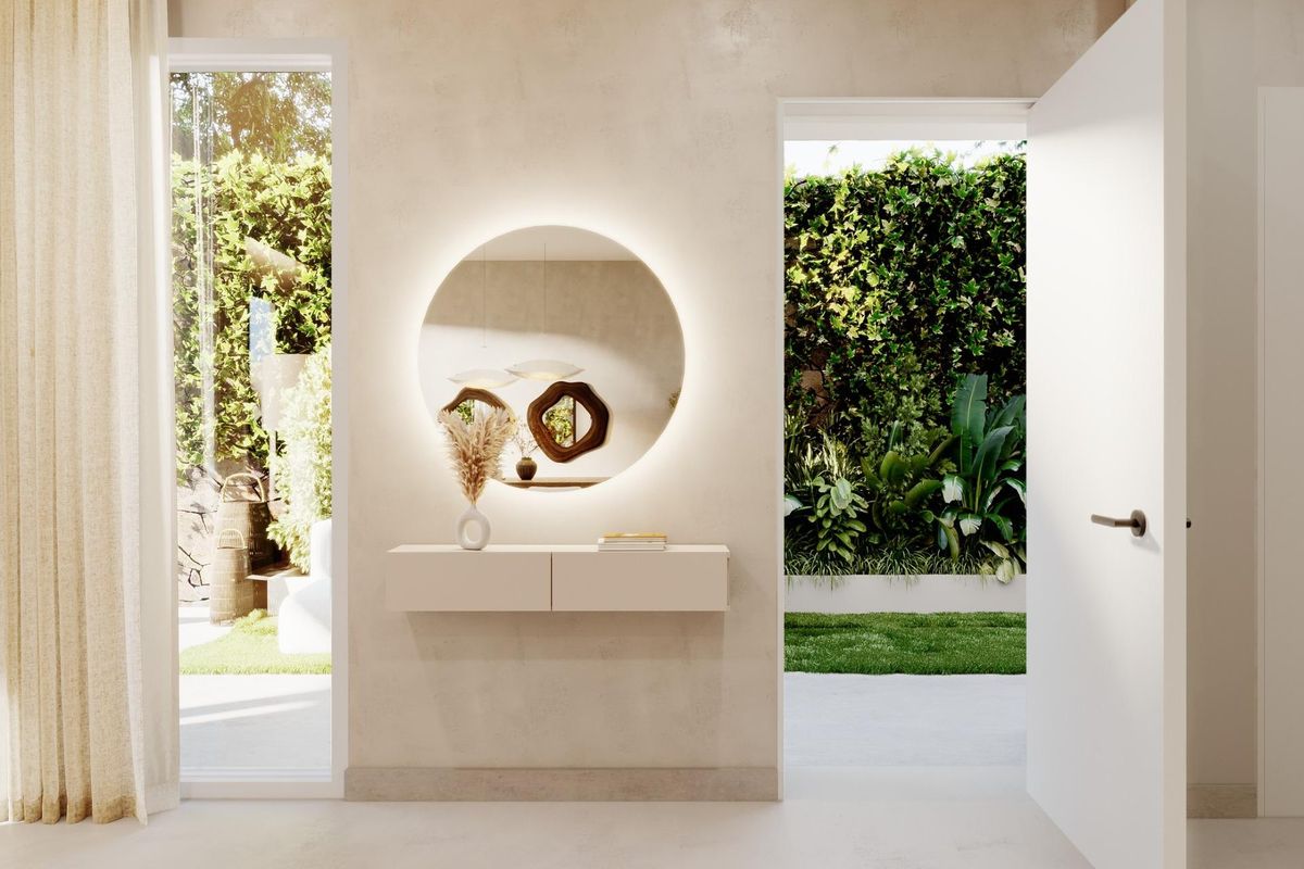 Moderne entree met een decoratieve spiegel die naar de tuin leidt in de townhouse in Mojacar.