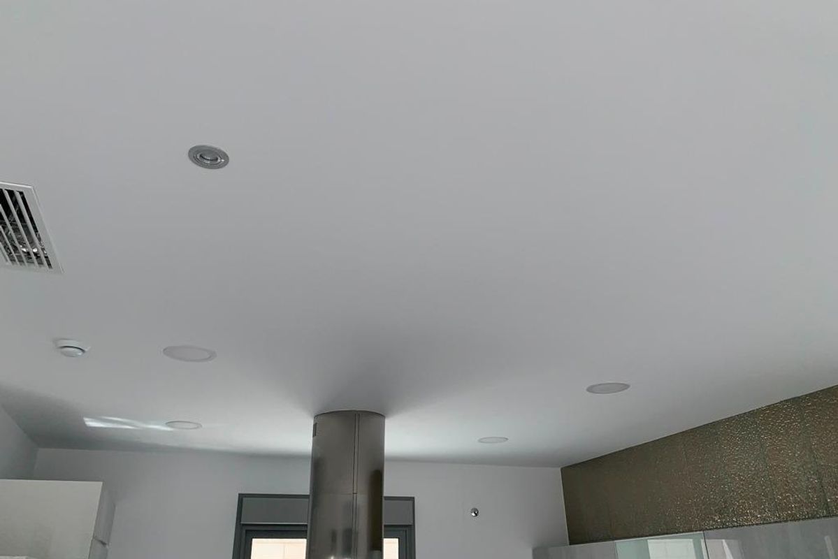 Plafondzicht met inbouwverlichting in een moderne keuken in een villa in Pinoso.