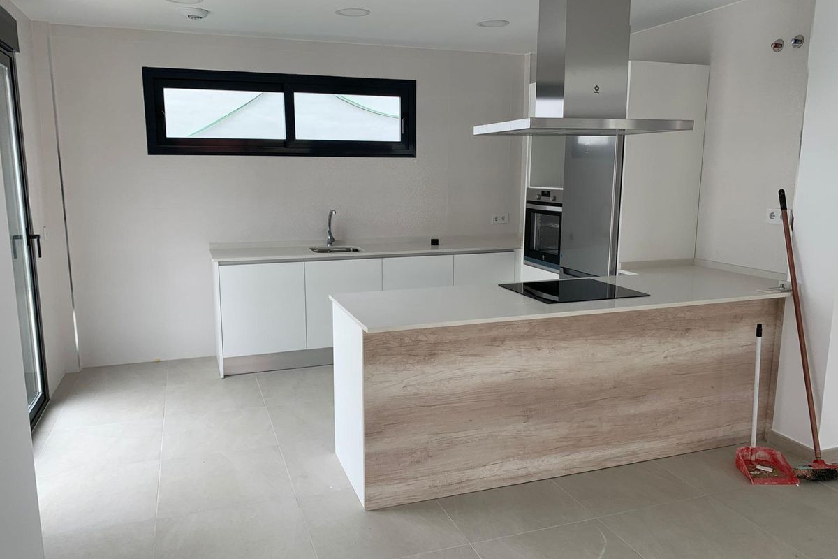 Stijlvolle keuken in een villa in Manilva met moderne apparatuur en voldoende werkruimte.