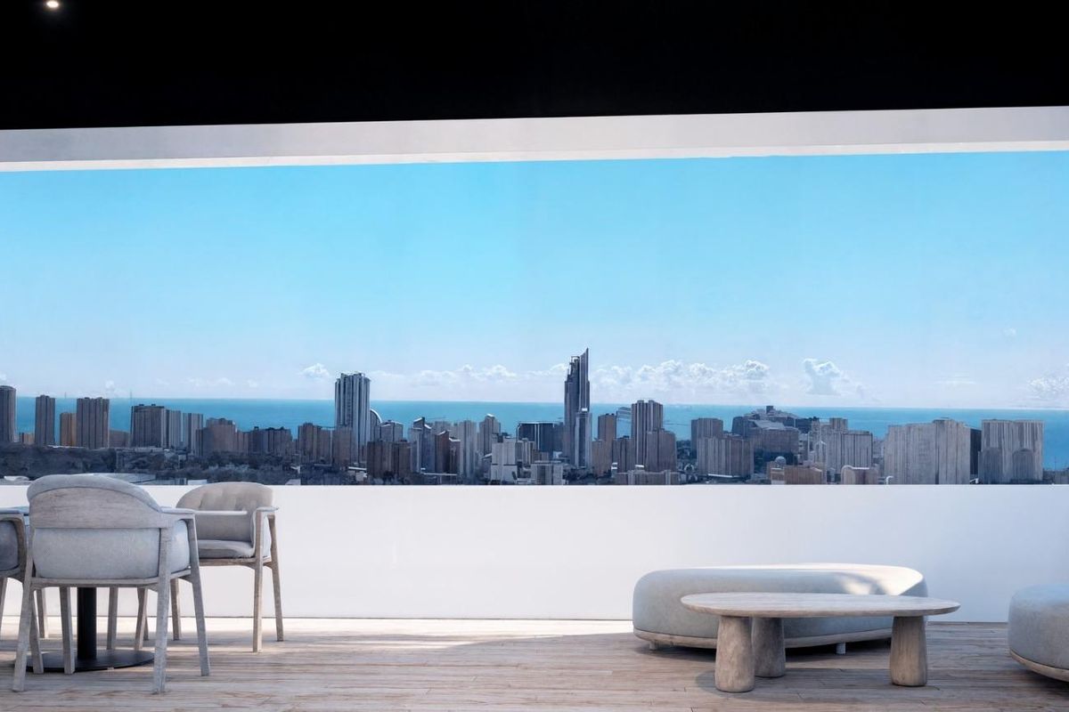 Stijlvol terraszicht vanuit het appartement, met uitzicht op Finestrat en de kust.