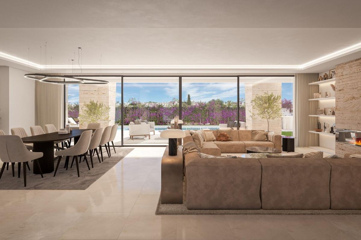 Heldere en open woonkamer-eetkamer in een villa met 5 slaapkamers, met moderne decor en uitzicht in Estepona.