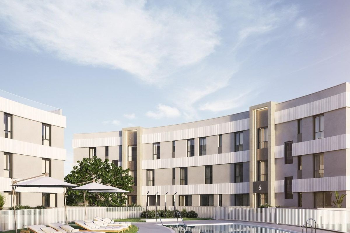 Zonnig zwembadgebied met ligbedden bij een modern appartementcomplex in Estepona, perfect voor ontspanning en vrijetijd.