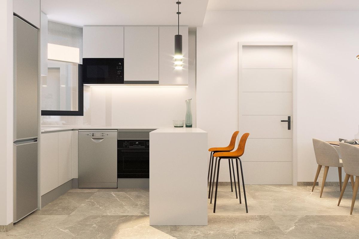 Moderne keukenhoek met eetmogelijkheden en uitzicht op de woonkamer in het penthouse van Torrevieja.