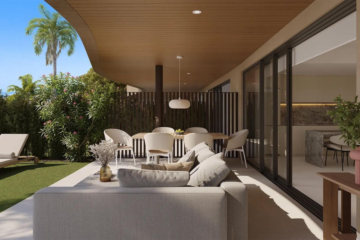 Gezellige zithoek op het terras, perfect voor diners en uitzicht, in een penthouse in Fuengirola.