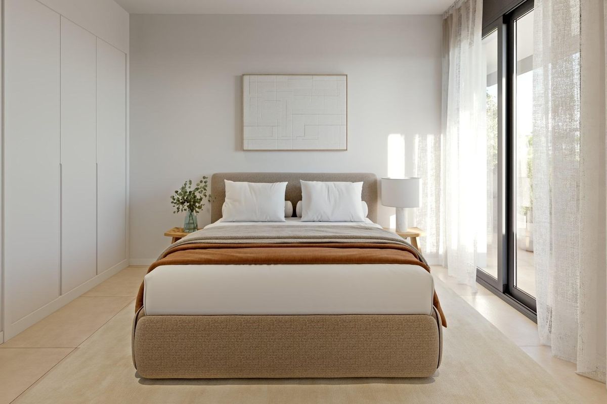 Uitnodigende slaapkamer met natuurlijke decoratie en licht in dit penthouse in Estepona, perfect voor rustgevende nachten.