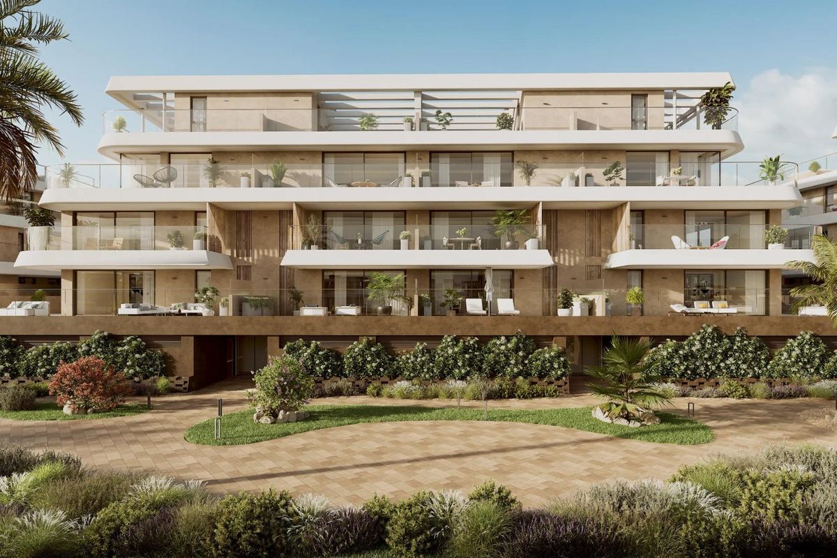 Stijlvolle buitenkant van een appartementencomplex in Estepona met balkons en weelderig groen.