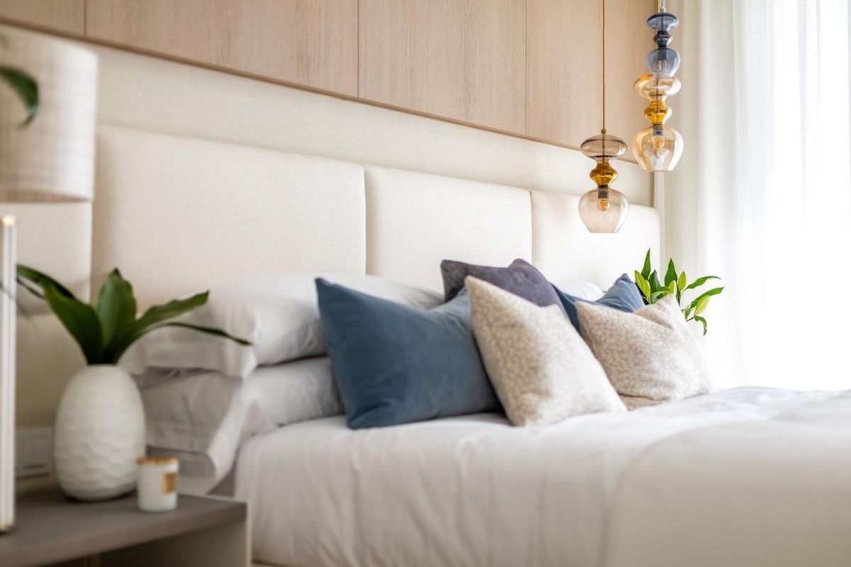 Gezellige slaapkamer in een twee-slaapkamer appartement in Benahavís, met elegante decoratie en zachte verlichting.