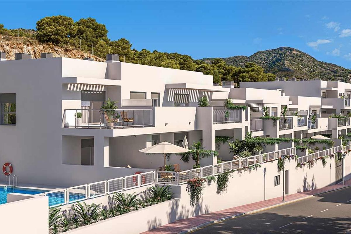 Stijlvolle witte appartementen in Benalmádena met balkons en uitzicht op het zwembad, omringd door groen aan de Costa del Sol.
