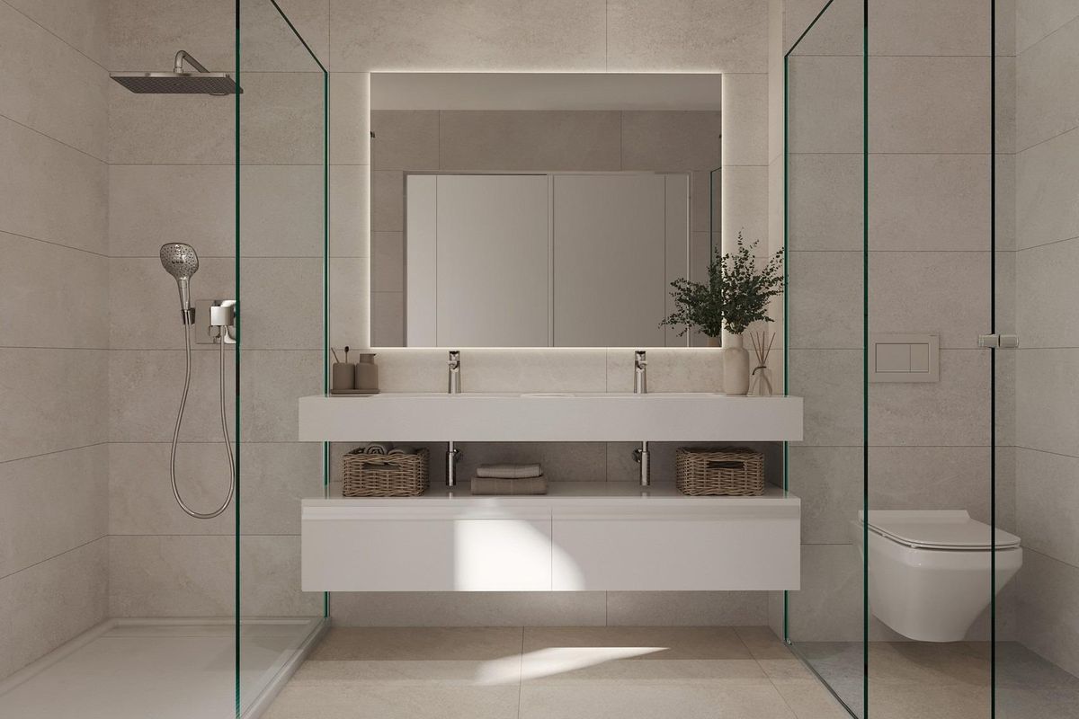 Luxe badkamer met moderne afwerkingen en een ruim ontwerp in Estepona, Costa del Sol.