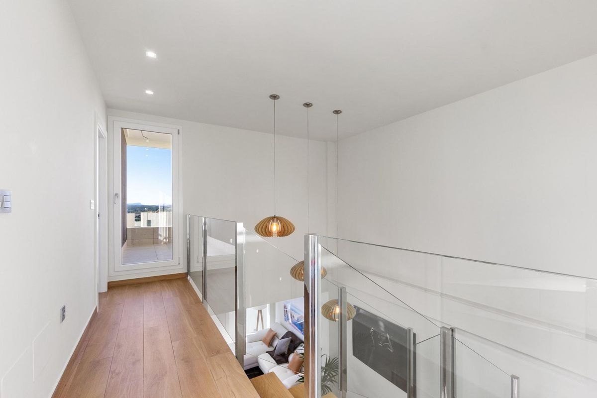 Heldere overloop in de villa in Rojales, met moderne verlichting en duidelijke ontwerpen.