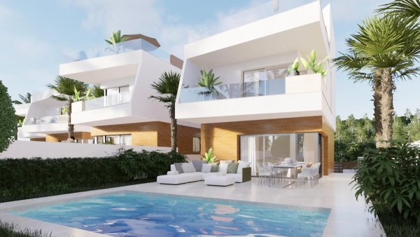 Buitenzicht op een moderne 3-slaapkamer villa met zwembad en terras in Pilar de La Horadada, Costa Blanca Zuid.