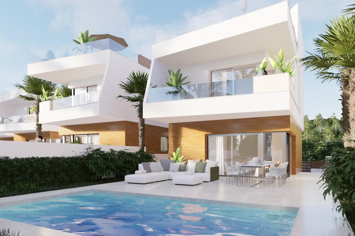 Buitenzicht op een moderne 3-slaapkamer villa met zwembad en terras in Pilar de La Horadada, Costa Blanca Zuid.