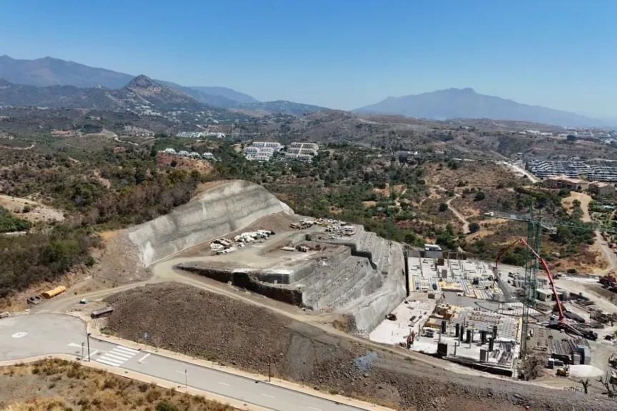 Bouwplaats met excavatie en funderingen voor nieuwe appartementen in Estepona, Costa del Sol, Spanje.