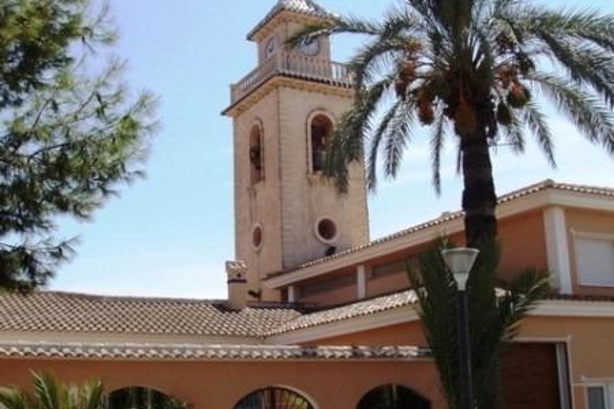 Klokkentoren met palmbomen in Los Montesinos, die charme toevoegt aan het landschap van de stad in Costa Blanca.