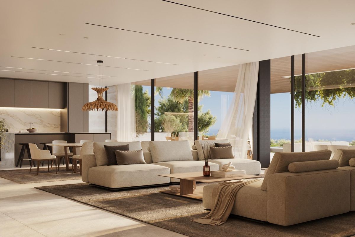 Ruimtelijke woonkamer met grote ramen en stijlvolle meubels, ontworpen voor ontspanning in een villa in Benahavís.