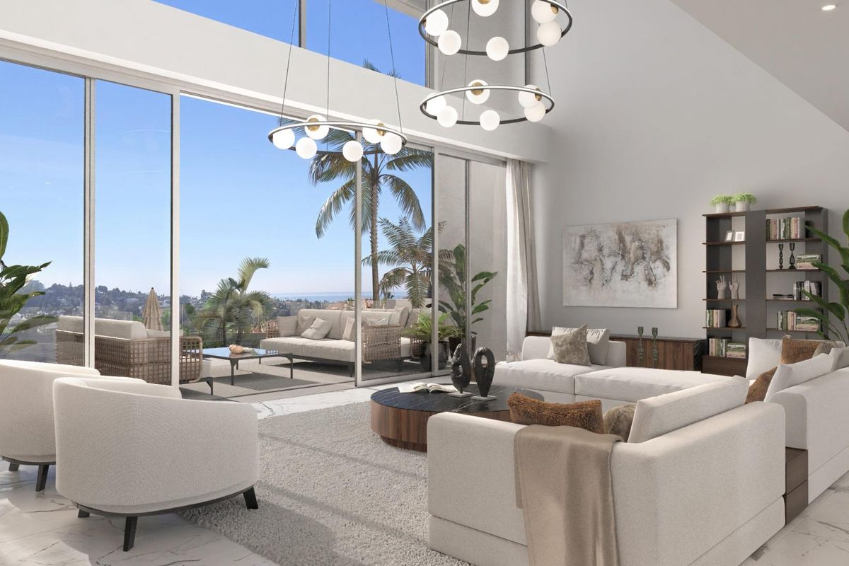 Helder woonkamer in een 6-slaapkamer villa in Benahavís, met moderne zitplaatsen en grote ramen met uitzicht.