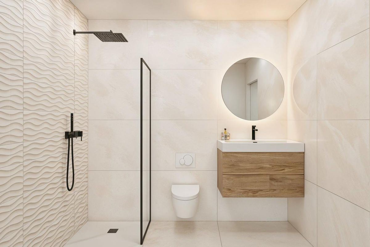 Strak badkamerontwerp met een inloopdouche en minimalistische decoratie in de villa in San Pedro del Pinatar.