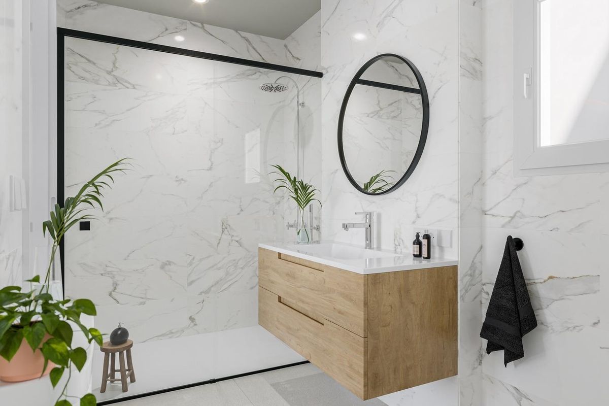 Chique badkamer in een penthouse in San Pedro del Pinatar, met marmeren afwerkingen en een hedendaags ontwerp.