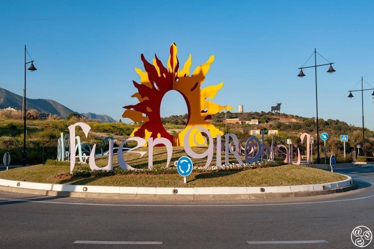 Kleurrijk welkomstbord voor Fuengirola, Costa del Sol, dat de levendige cultuur van het gebied toont.