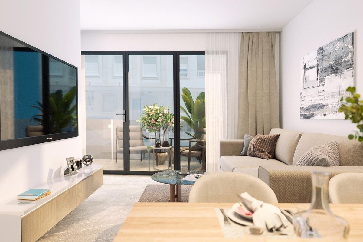 Gezellige woonkamer van een 1-slaapkamer appartement in Torrevieja, met een comfortabele bank en toegang tot een terras.