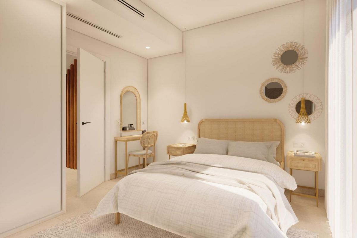 Stijlvolle slaapkamer met een bureau en warme decoratie in een 3-slaapkamer villa in Pilar de La Horadada, Spanje.