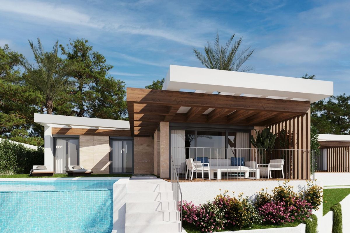 Moderne buitenzijde van een 3-slaapkamer villa met een zwembad, omringd door tuinen in Polop, Costa Blanca Noord.