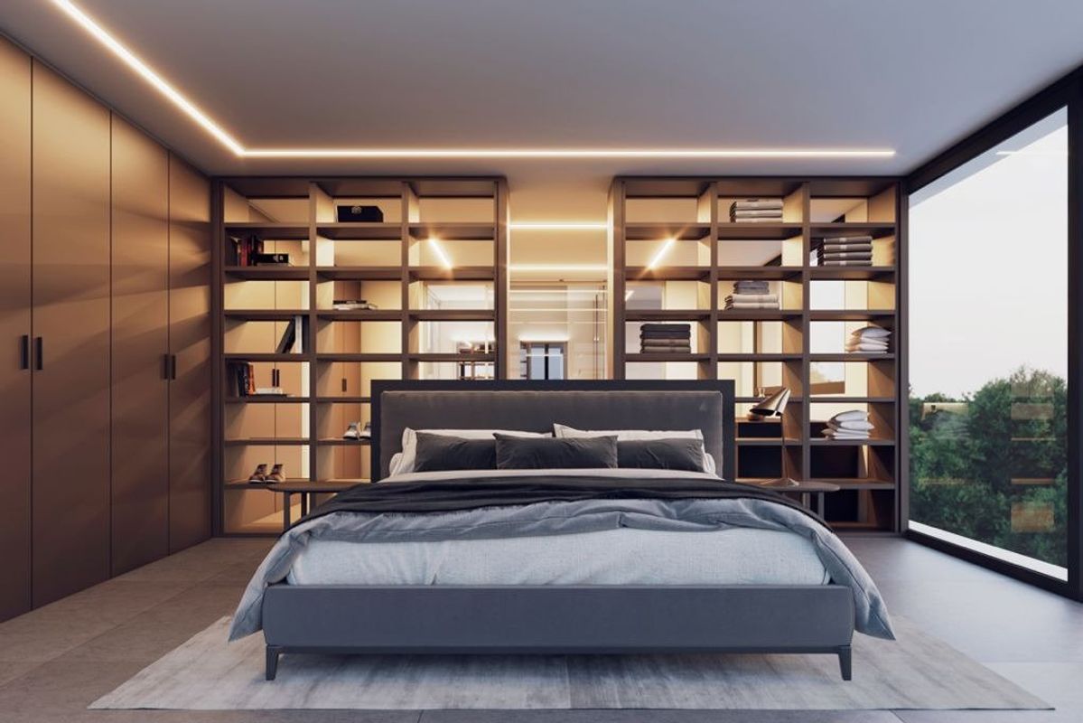 Ruime master bedroom met elegante planken en natuurlijk licht in de villa in Altea, Costa Blanca Noord.